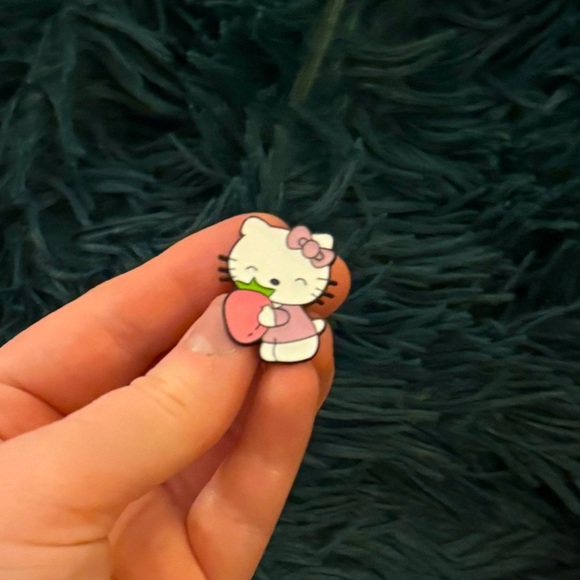 Women’s Accessories Fun Adorable Hello Kitty Holding a Carrot Enamel Pin Brooch - Picture 1 of 2